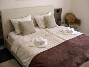 Postel nebo postele na pokoji v ubytování Apartman Neverin + 20 fotografií