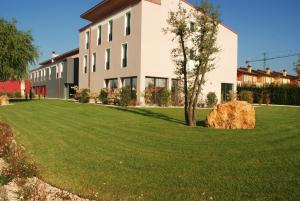 a large grassy yard in front of a building at Hotel Corte Quadri in Lonigo