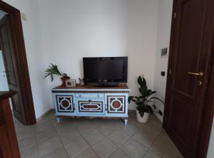 a tv sitting on top of a cabinet in a room at A me ca picita in Stella