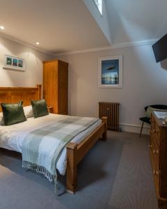 1 dormitorio con 1 cama y vestidor en Cranborne House en Poole