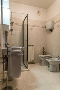 Ein Badezimmer in der Unterkunft Sulle orme di Francesco appartamento verde