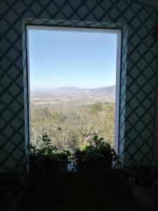 uma janela com vista para o deserto a partir de uma casa em Casa Arezzola em Spoleto