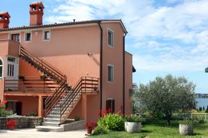 een huis met een trap aan de zijkant bij Apartmaji ORKO s pogledom na morje - Sea View Apartments ORKO in Portorož