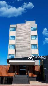 ein Gebäude mit einem Zwingerhotel mit einer Treppe davor in der Unterkunft Hotel Kennedy in São José