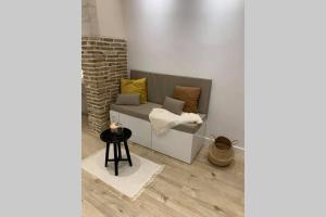 un sofá con almohadas en una habitación en CHARMANT STUDIO HYPER CENTRE, en Troyes