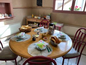 een houten tafel met eten erop in een keuken bij Castelger in Vauciennes