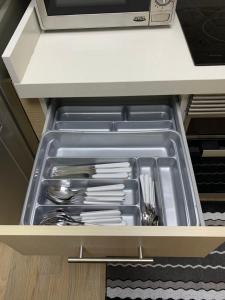 un cajón en una cocina con una bandeja de utensilios en Casa PMD, en Sant Carles de la Ràpita