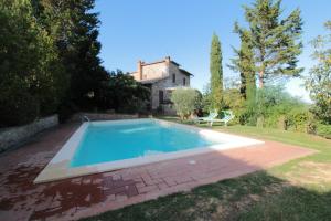 una piscina en el patio de una casa en La Villa dei Fiori, en San Rocco a Pilli