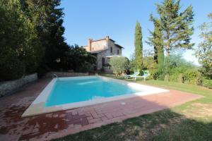 una piscina nel cortile di una casa di La Villa dei Fiori a San Rocco a Pilli