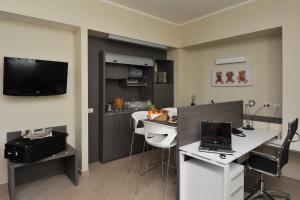 TV a/nebo společenská místnost v ubytování CHC Business Residence