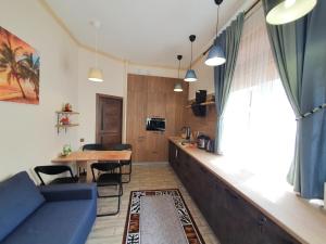 - un salon avec un canapé bleu et une table dans l'établissement Две квартиры "Наутилус" на Крымской, à Gelendzhik