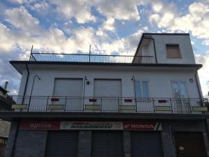 un edificio blanco con balcón en la parte superior en B&B La Vittoria, en Sulmona