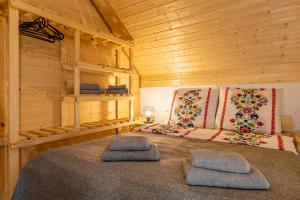 een slaapkamer met een bed in een houten hut bij Domek Pod Holicą in Ustrzyki Dolne