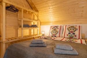 Posteľ alebo postele v izbe v ubytovaní Domek Pod Holicą Bieszczady