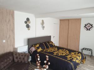 - une chambre avec un lit et un canapé dans l'établissement O'CEPAGES, à Ambonnay