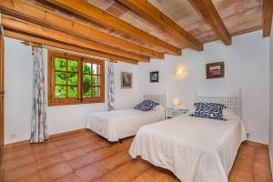A bed or beds in a room at Ferragut