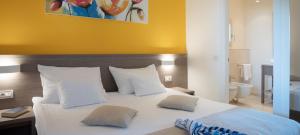 Ein Bett oder Betten in einem Zimmer der Unterkunft DIEHOLIDAYBUCHT