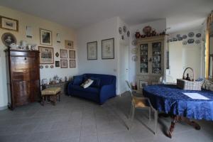 sala de estar con sofá azul y mesa en La Villa dei Fiori, en San Rocco a Pilli