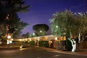um edifício com luzes ao lado de uma rua em Hotel Piccolo Borgo em Roma