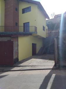 un edificio con una puerta y un edificio con una escalera en Casa sobrado, en Campos do Jordão