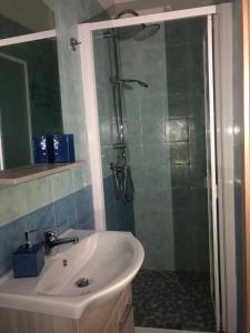 ein Bad mit einem Waschbecken und einer Dusche in der Unterkunft MACALELU HOUSE in Vietri