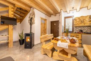 una cocina con una mesa de madera y una estufa en Domek pod Holicą 2 Bieszczady, en Ustrzyki Dolne