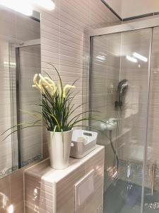 baño con ducha con maceta en Apartments Kim, en Novalja