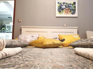 una habitación con almohadas amarillas en una alfombra en Apartments Kim, en Novalja