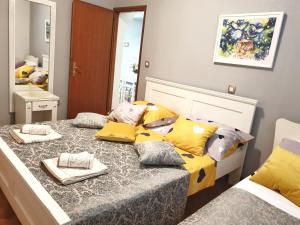 Un dormitorio con una cama con almohadas. en Apartments Kim, en Novalja