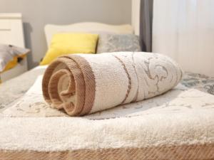 un rollo de toallas encima de la cama en Apartments Kim, en Novalja