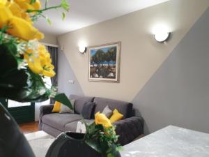 sala de estar con sofá púrpura y almohadas amarillas en Apartments Kim, en Novalja