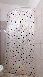 ein Badezimmer mit einem Duschvorhang mit Polka-Punkten in der Unterkunft Studio dublu in Eforie Nord