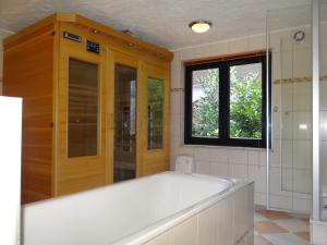 Ένα μπάνιο στο Haus Am Bachgasse - Haus von 1777 mit Sauna +33 φωτογραφίες