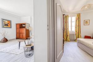 een slaapkamer met een bed en een woonkamer bij Charming Apt Near The Croisette in Cannes