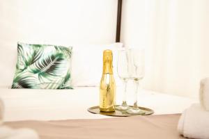 eine Flasche Champagner und zwei Gläser auf dem Tisch in der Unterkunft Jungle 13 - Room and Apartments in Neapel