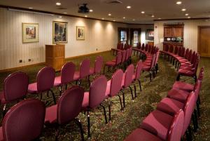 una fila de sillas en una habitación con un podio en Carlisle Inn, en Sugarcreek