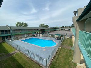 an overhead view of a swimming pool with a fence around it at Canterbury Inn & Suites in Parsons