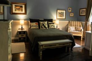 a bedroom with a bed and two lamps and a chair at Gîte Nature et Pinceaux in Baie-Saint-Paul