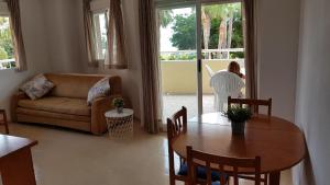 sala de estar con mesa y sofá en ACAPULCO II MARINA D´OR, en Oropesa del Mar