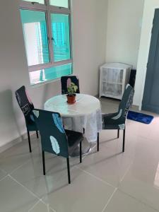 バヤンレパスにあるTR Penang House for Large Family Getawaysの白いテーブルと椅子、鉢植え
