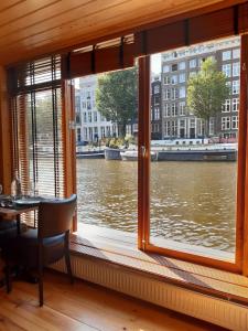een raam met uitzicht op een rivier bij Mar&Mar BB Studio in Amsterdam