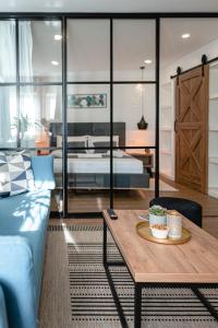 ein Wohnzimmer mit einem Tisch und einem Bett in der Unterkunft Botun Luxury Apartment in Šibenik