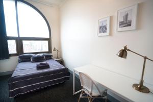 1 dormitorio con cama, escritorio y ventana en Wake Up! Sydney Central en Sídney