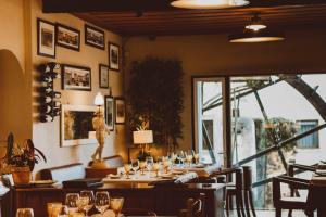 a dining room with a table with glasses on it at Hotel Casa da Nora in Leiria