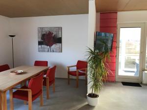 フレンスブルクにあるMaxbedのダイニングルーム(テーブル、赤い椅子付)