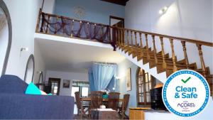 una sala de estar con una escalera en una casa en Em Canto De Santa Clara, en Ponta Delgada