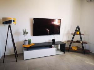 salon z telewizorem z płaskim ekranem na ścianie w obiekcie Apartment Sunrise, coastal Istra, Pula Duga Uvala Pavićini w mieście Pavicini