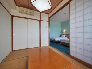 Cet appartement comprend une chambre avec un lit et une fenêtre. dans l'établissement Ocean Resort PMC, à Onna