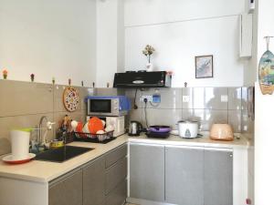 Cuisine ou kitchenette dans l'établissement Mevin Woodsbury Home Butterworth Penang