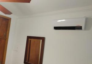 Aire acondicionado en la pared de una habitación en Alvear Bis en Rosario